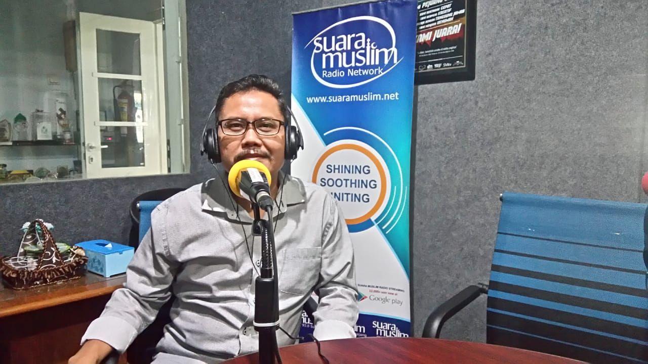 Talkshow Ranah Publik Suara Muslim Surabaya 93.8FM yang bertopik ” Pro-kontra Tercecernya E-KTP di Bogor dalam Perspektif Yuridis.